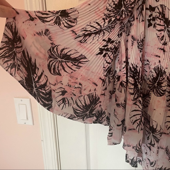 Flowy Off Shoulder Blouse - Picture 3 of 6